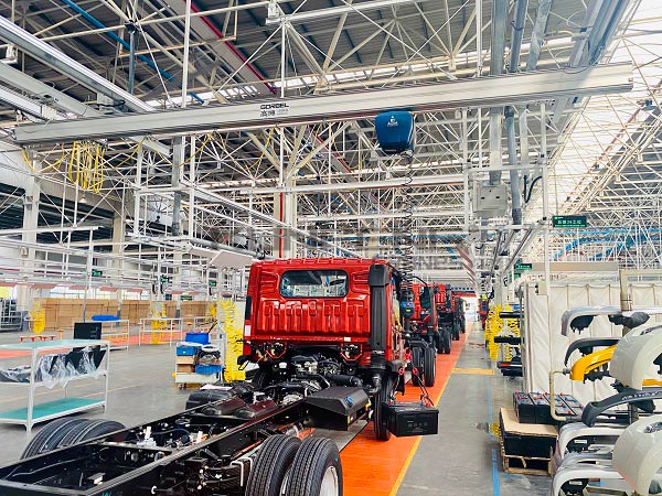 高博G-Force&trade;智能提升装置&铝质组合式起重机，应用于轻卡蓄电池装配